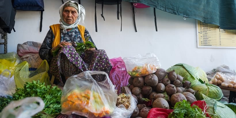 Türkische Marktfrau auf dem Wochenmarkt in Bodrum